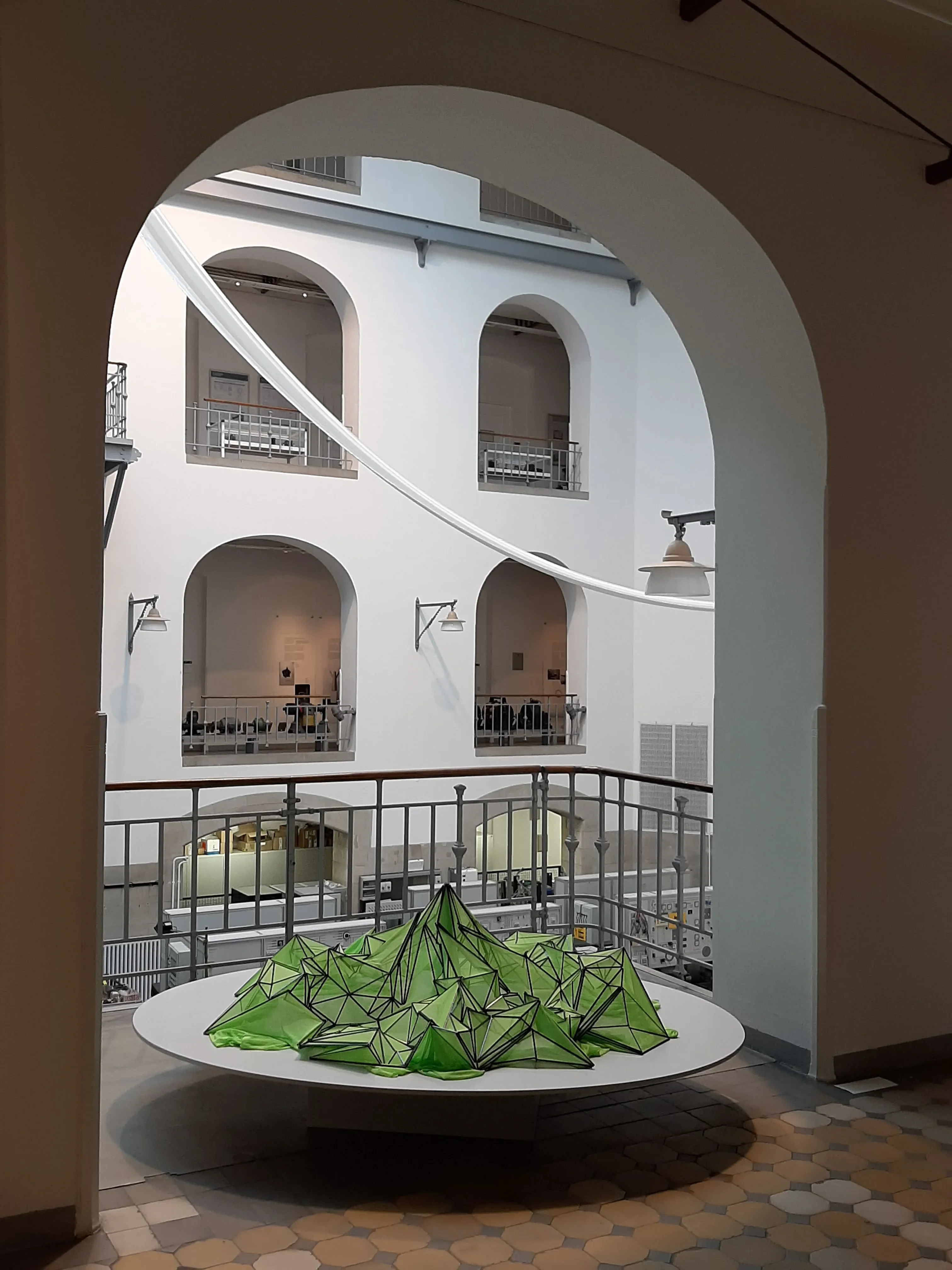 EUROPA — Ausstellungsansicht im Lichthof der Altana-Galerie der TU Dresden, das grüne Objekt auf der ovalen Plinthe unter den Arkaden, 2019