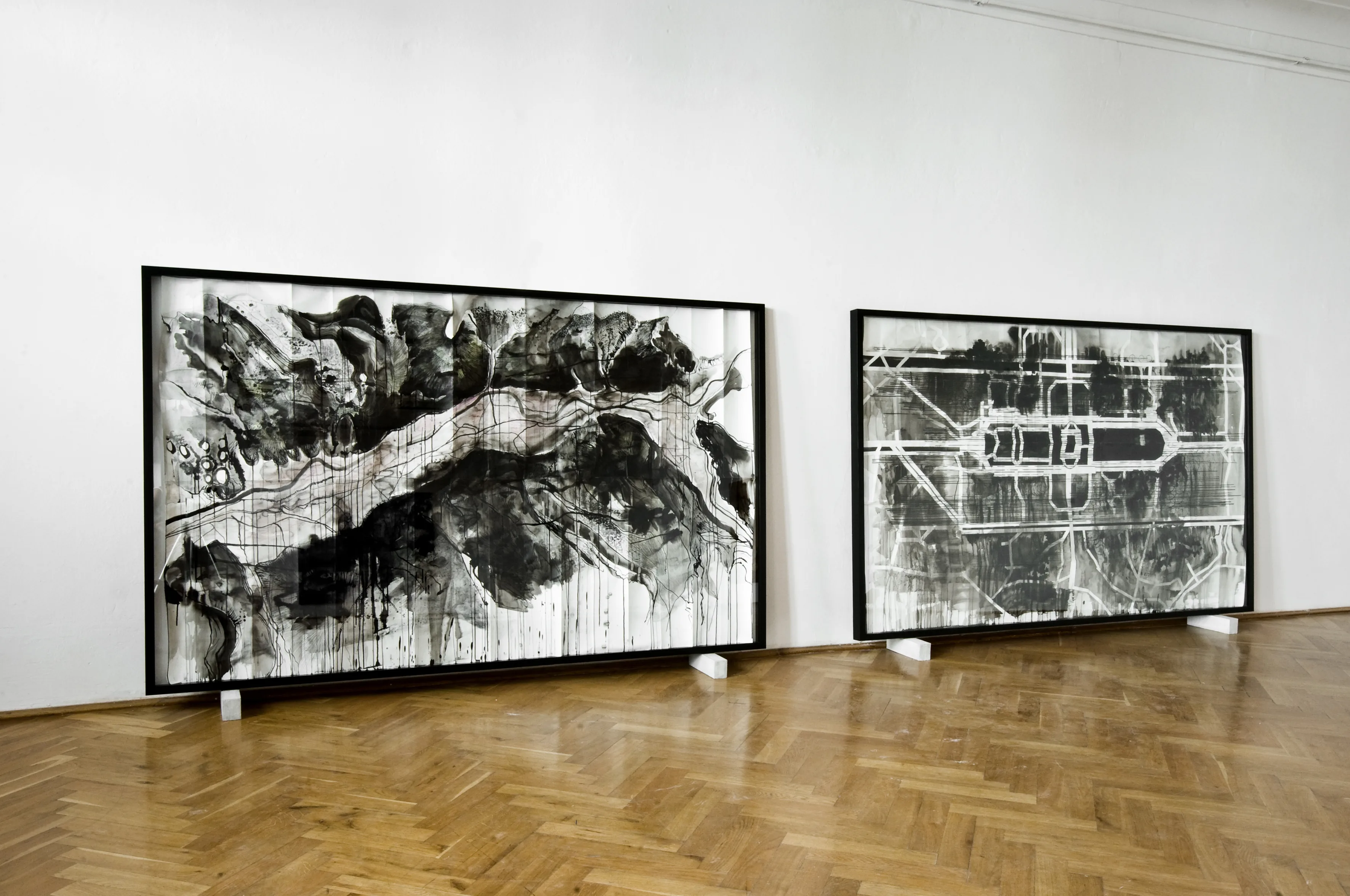 Karte PG und Karte GG nebeneinander an der Wand des Kunsthauses Dresden, 2013