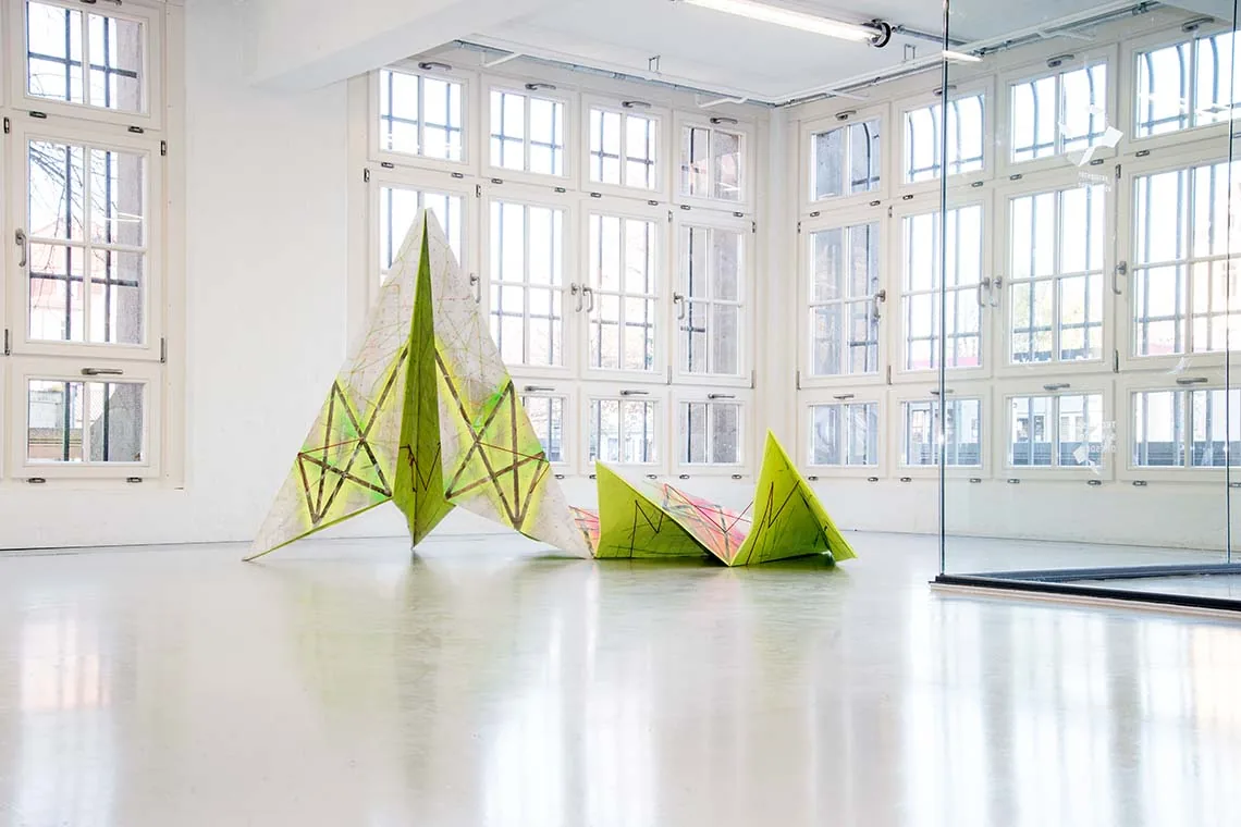 KRISTALL 20, ENTFALTET — die entfaltete Formholz-Arbeit im Raum, Ausstellungssituation Technische Sammlungen Dresden 2016
