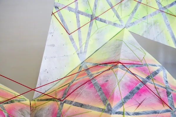 KRISTALL 20, ENTFALTET — Detail der Formholzflächen mit gespannten Schnüren und Seilen