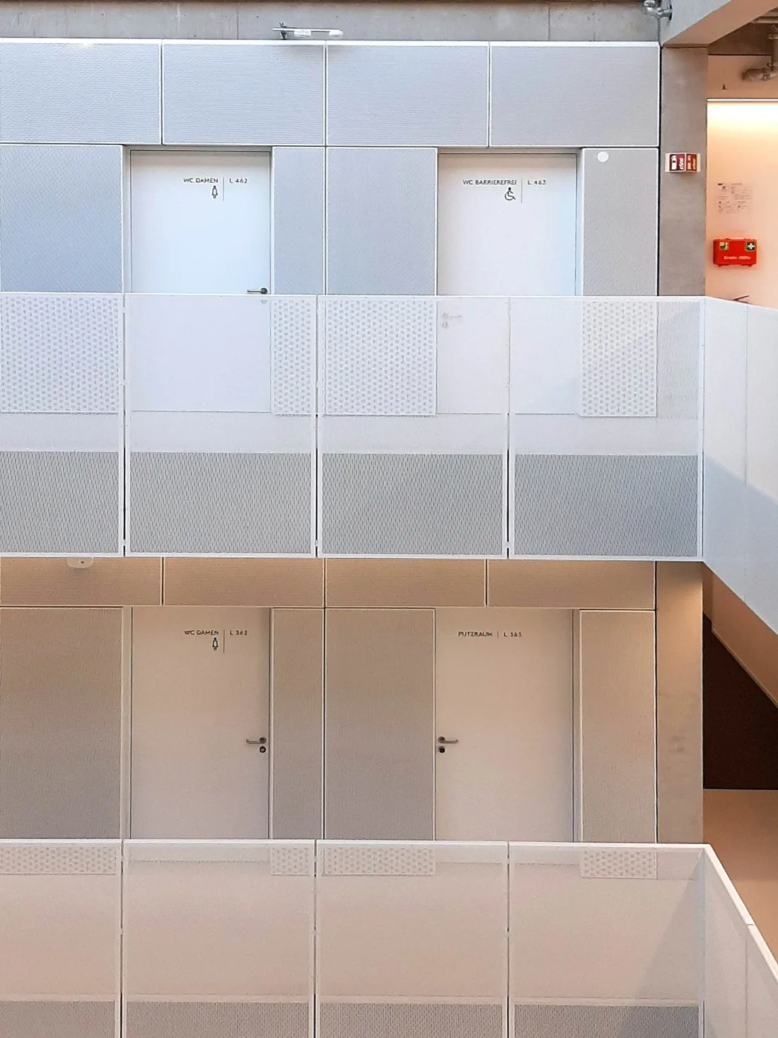 Raumbeschriftung im Neubau Architektur der OTH Regensburg — WC-Türen über mehrere Geschosse, 2022
