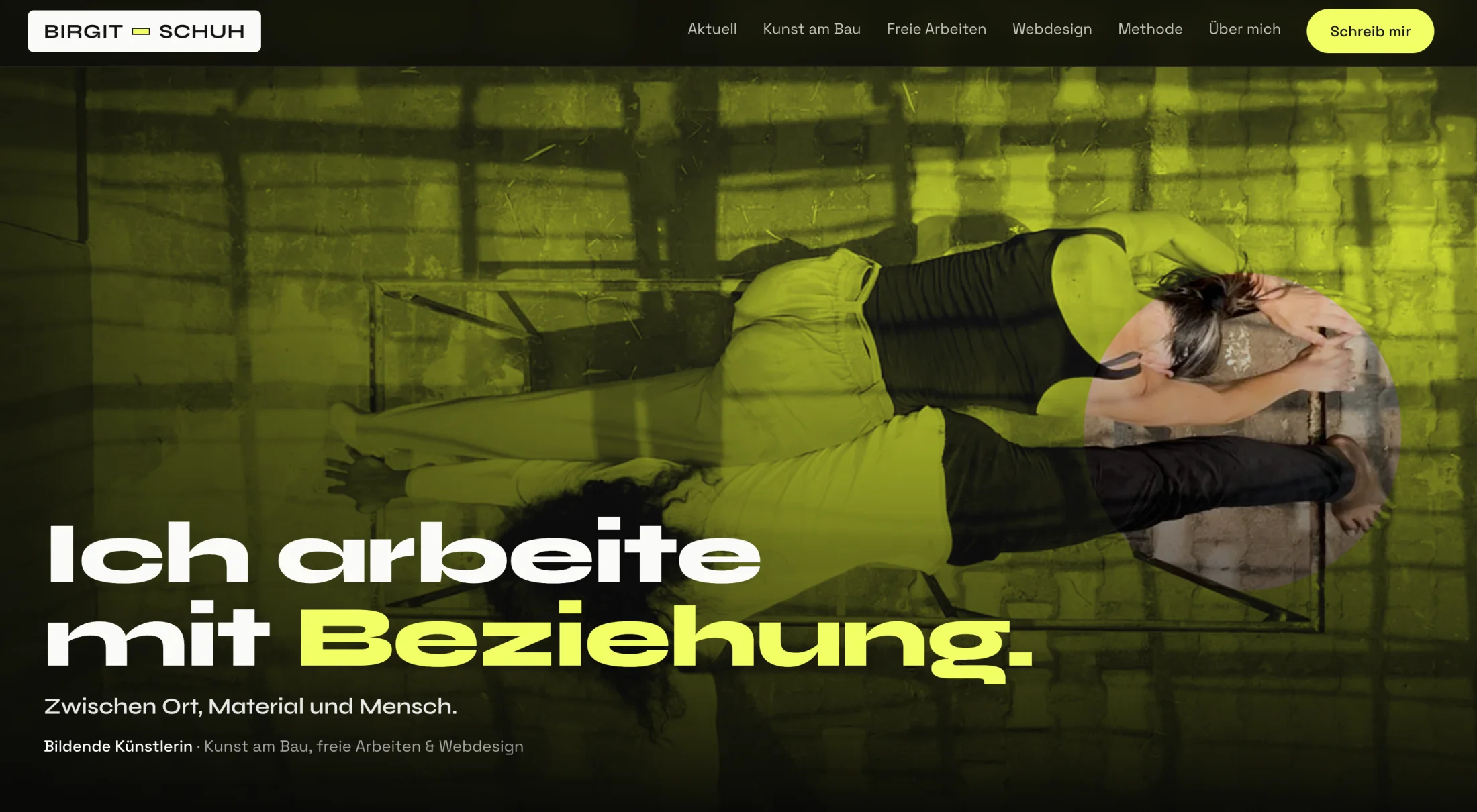 Startseite von birgit-schuh.de — Headline „Ich arbeite mit Beziehung.“ mit gelbem Duoton-Foto der Performance XBI