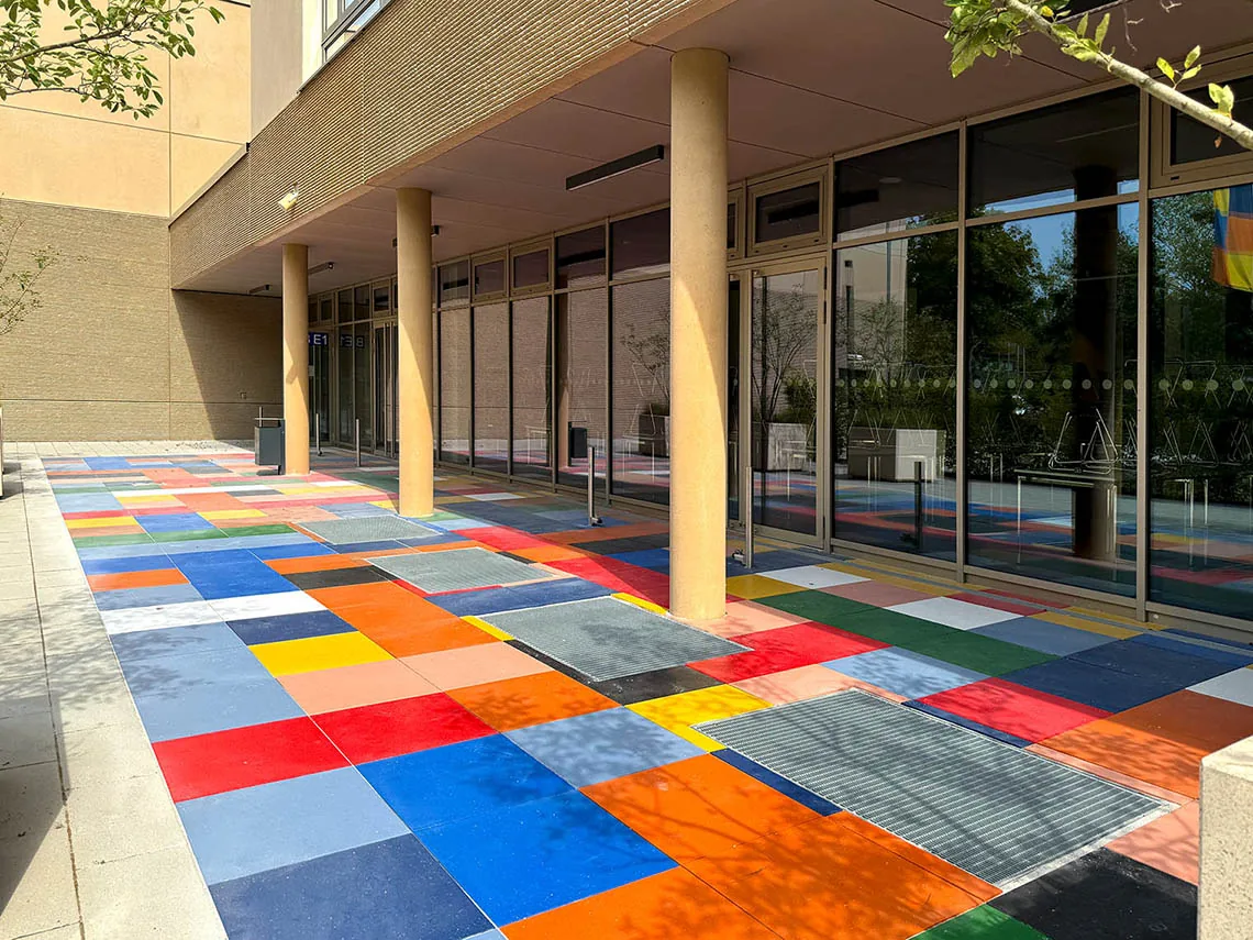 MENSAMMELSURIUM — Farbteppich aus Betonwerksteinplatten am Mensafreisitz, Elsa-Neumann-Schule Berlin, 2024