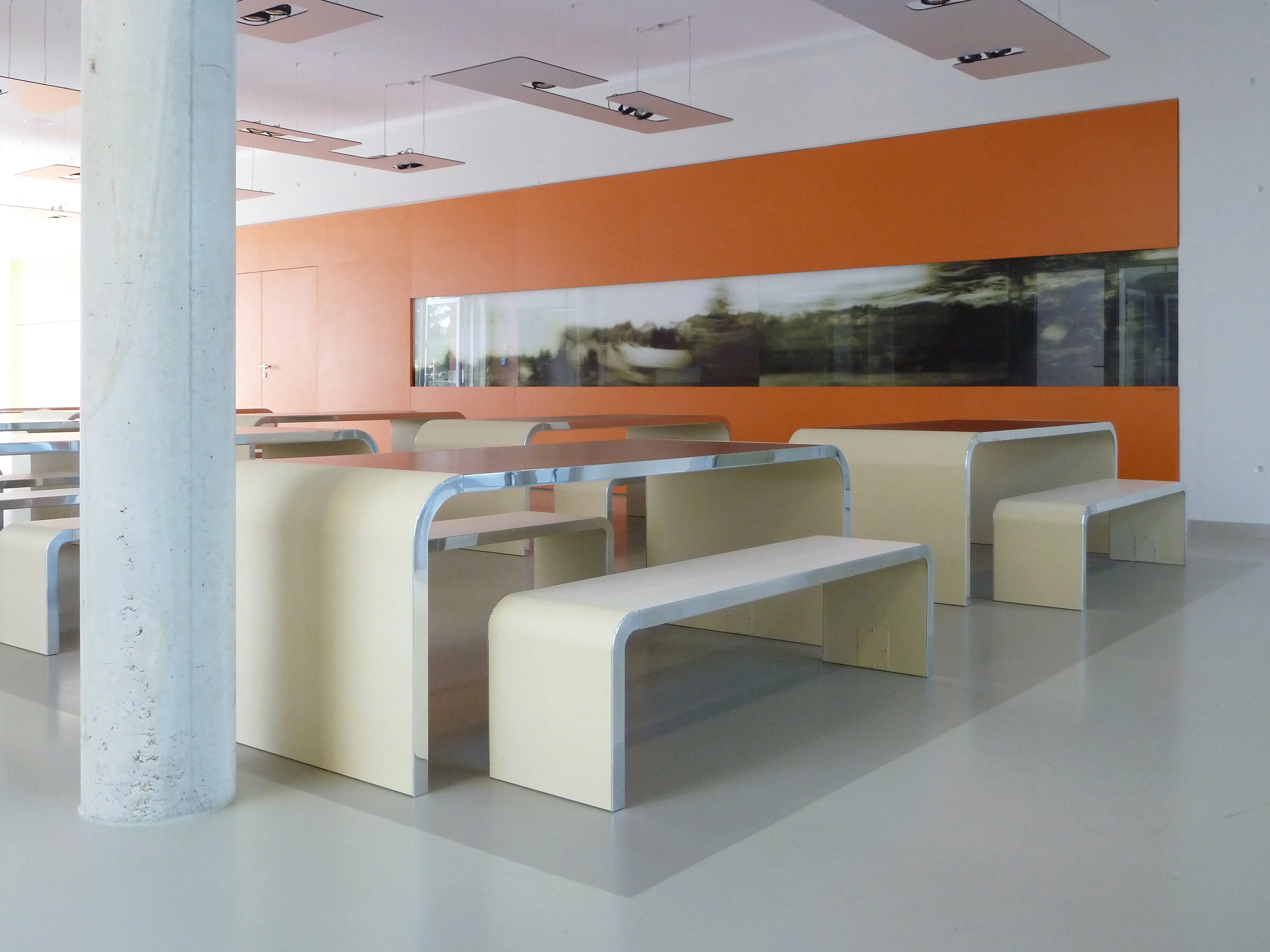 RAUSCHEN — die vier Glastafeln als Panoramaband über der orangefarbenen Wand der Schulmensa, Dresden, 2011