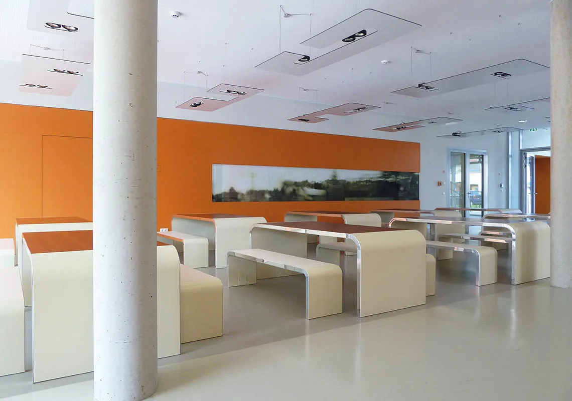 RAUSCHEN — Blick in die Schulmensa mit dem Panoramaband über der orangefarbenen Wand