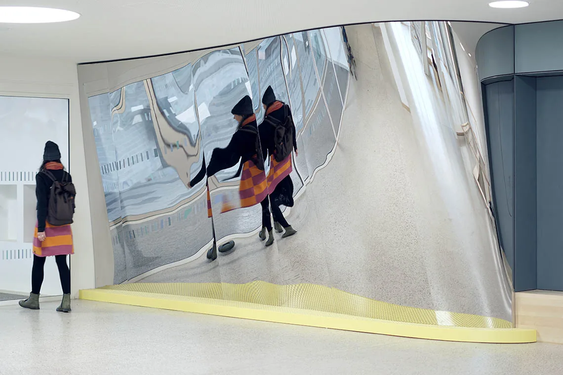 SPIEGLEIN, SPIEGLEIN… — Foyer-Spiegel aus poliertem Edelstahl, Frida-Kahlo-Schule Schweich, 2024