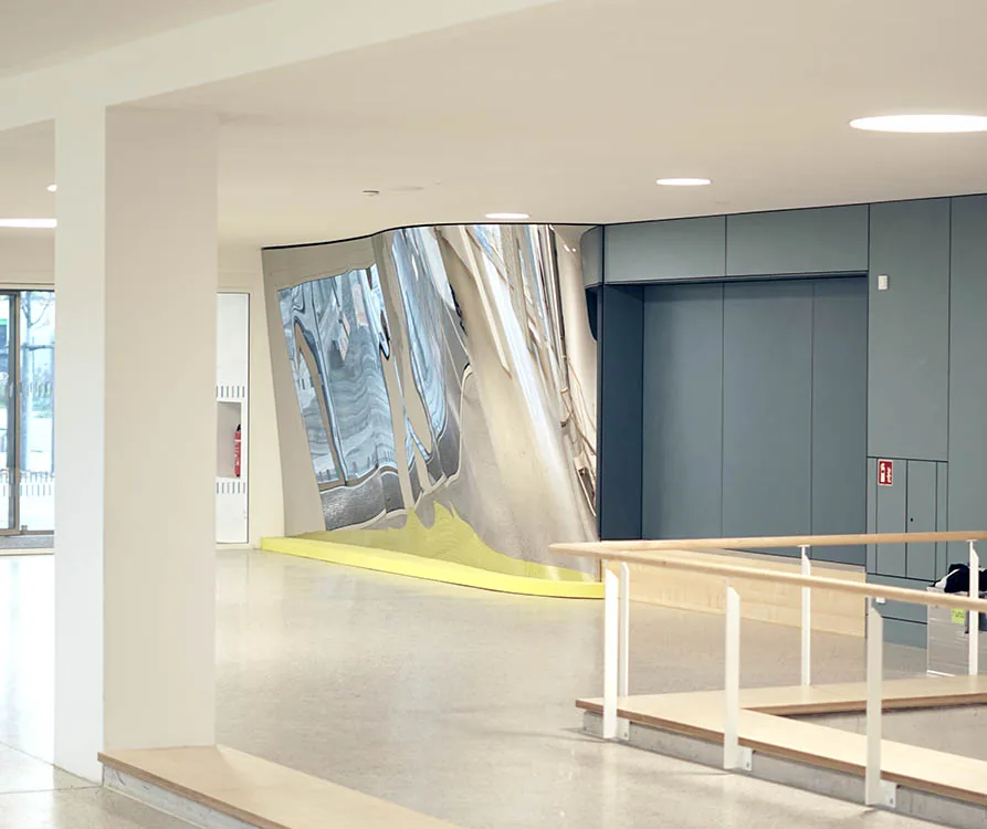 SPIEGLEIN, SPIEGLEIN… — Foyer mit der Spiegelwelle, Frida-Kahlo-Schule Schweich
