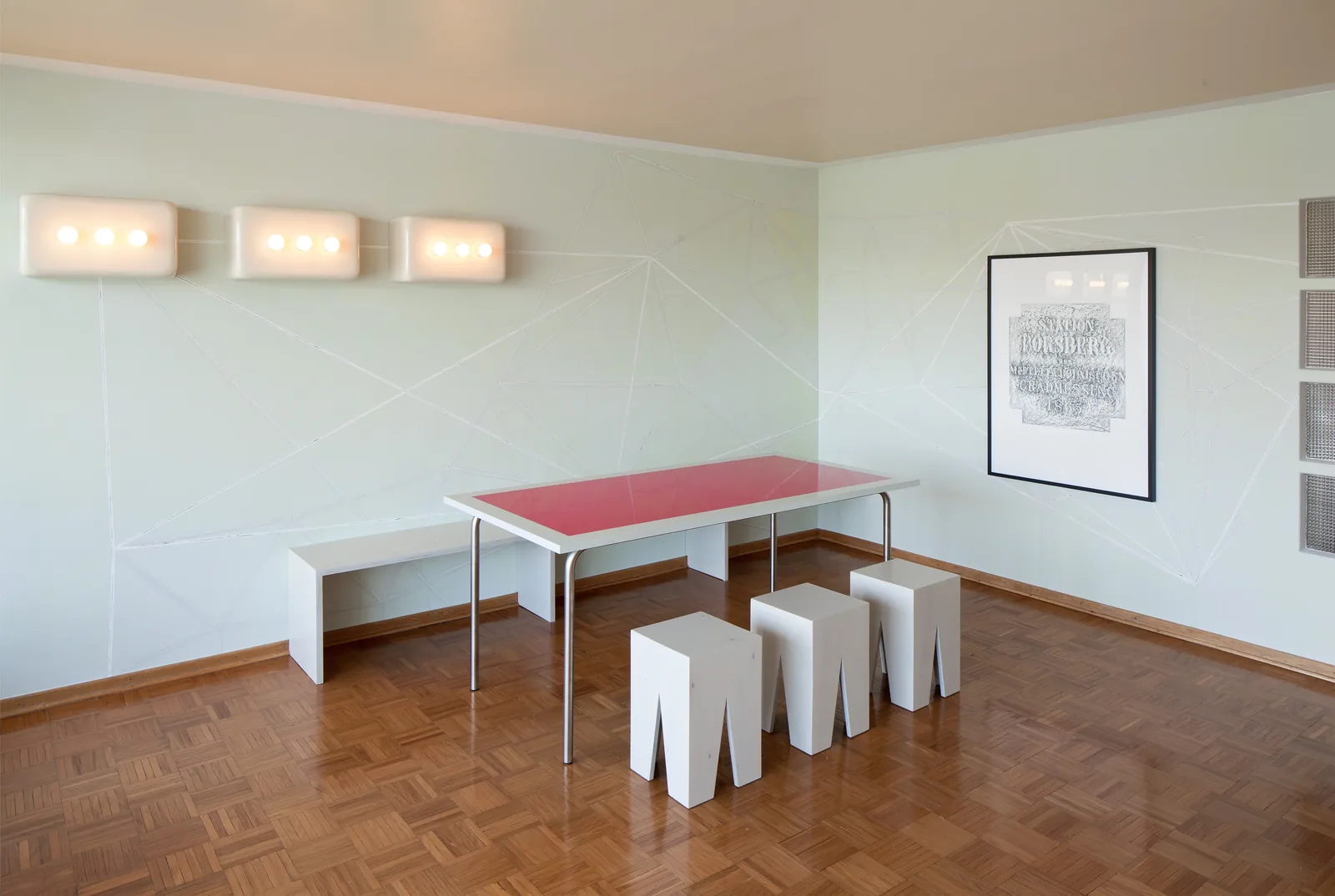 Verlasse mich nie — die Museumswohnung des Arp Museums, Gesamtgestaltung von Schuh/Volkmer: hellgraue Möbel, himbeerroter Tisch, Liniengeflechte auf pastellgrünem Grund, 2014